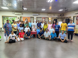 1ere initiation avec Acharya Gurudasan (au centre)  à Lonalva, Inde du 12 au 14 mai, 2023 (click image to enlarge)