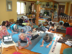 Les participants pratiquent la posture « la pigeon » avec Pierre Desjardins