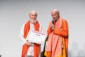 Swami Sai Sivananda, President of the Federation Francophone de Yoga presents the award to M. G. Satchidananda 
	              (click image to enlarge)