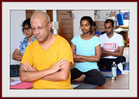 Sitzhaltung und Mudra bei Meditationspraxis