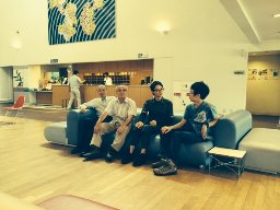 宿泊施設のロビーにて