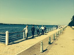 大阪湾を背にして